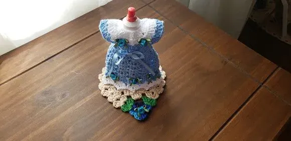 Capa para Adoçante Vestidinho Azul Claro - artesanato de Mari Crochê feito com carinho!