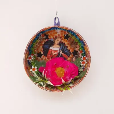 Relicário N. S. Desatadora de Nós - artesanato de Estudio Bananeira