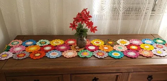 Trilho de Mesa em Crochê Flores Japonesa (1,60 cm x 30 Cm) - artesanato de Mari Crochê feito com carinho!
