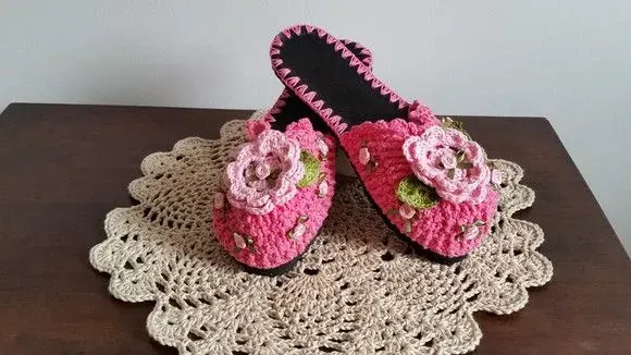 Chinelo de Quarto em Crochê - Flor Ipê - Número 34 - artesanato de Mari Crochê feito com carinho!