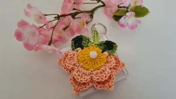Chaveiro Florzinha em Crochê Pêssego (lembrancinha) - artesanato de Mari Crochê feito com carinho!