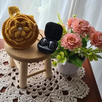 Case em Crochê para Fone de Ouvidos Mostarda - artesanato de Mari Crochê feito com carinho!