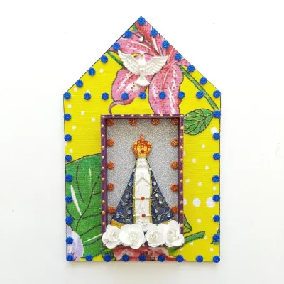 Capelinha de Madeira N. S. Aparecida - artesanato de Estudio Bananeira