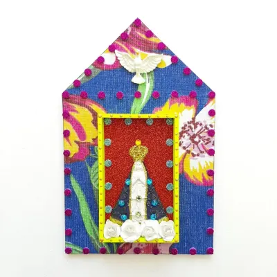 Capelinha de Madeira N. S. Aparecida - artesanato de Estudio Bananeira
