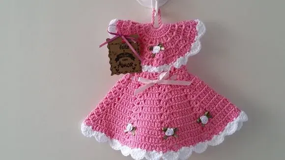 Pegador de Panelas Vestido Rosália (20 cm x 15 cm ) - artesanato de Mari Crochê feito com carinho!