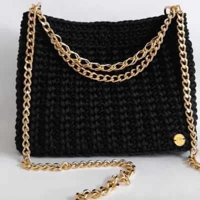 Bolsa Transversal de Crochê Preta – Elegância com Alça de Corrente Dourada