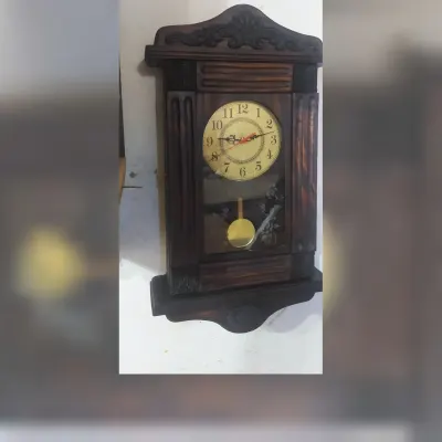 Relógio de Parede Artesanal em Madeira Envelhecida.