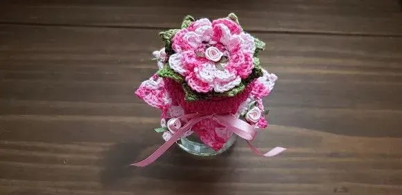 Capa para Tampa Pote 500grs Crochê Flor Rosa Mesclada(unid.) - artesanato de Mari Crochê feito com carinho!