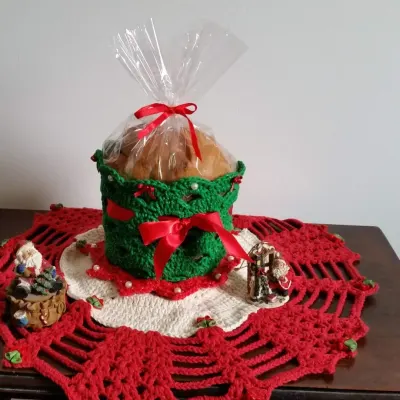 Porta Panetone em Crochê Verde com Vermelho - artesanato de Mari Crochê feito com carinho!