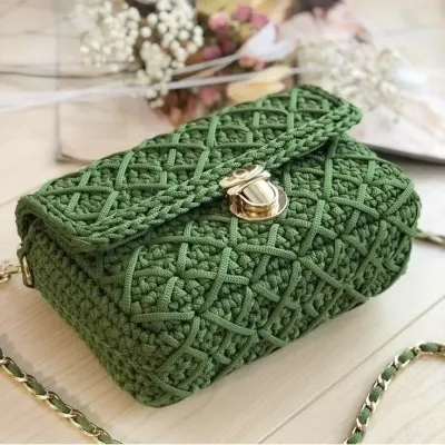Bolsa Feminina de Crochê Transversal – Verde Militar com Fecho e Alça Dourada