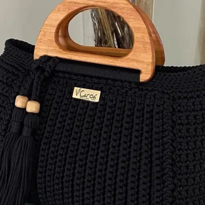 Bolsa Saco de Crochê Preta – Alça de Madeira Redonda e Tassel Exclusivo - artesanato de Lilongo arte em linhas