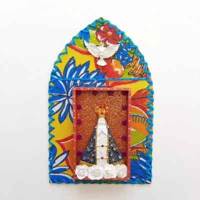 Capelinha de Chita Bordada N. S. Aparecida - artesanato de Estudio Bananeira