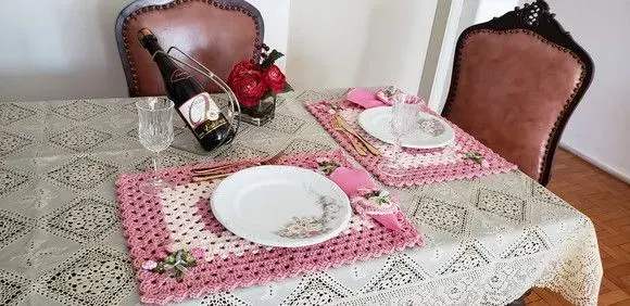 Jogo Americano Rosa Quartzo Tulipinhas (02 Pessoas) - artesanato de Mari Crochê feito com carinho!