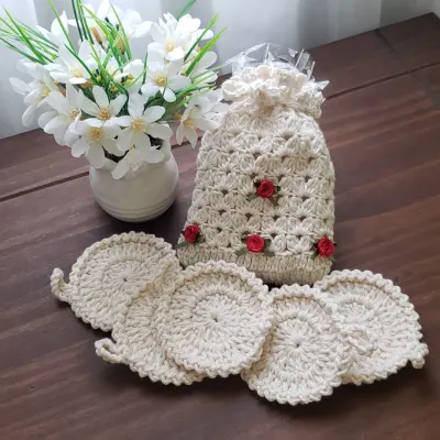 Ecopad (05 Unidades) e Bolsinha de Crochê Rococó Vermelho - artesanato de Mari Crochê feito com carinho!