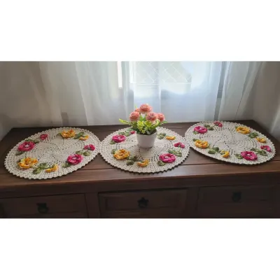 Caminho de Mesa em Crochê “Jardim das Flores” - artesanato de Mari Crochê feito com carinho!