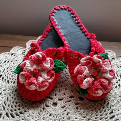 Chinelo de Quarto em Crochê Flor Camélia Número 35 - artesanato de Mari Crochê feito com carinho!