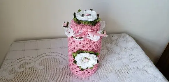 Capa para Potes 500 Grs em Crochê Rosa Flores Branca - artesanato de Mari Crochê feito com carinho!