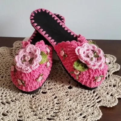 Chinelo de Quarto em Crochê - Flor Ipê - Número 34 - 35 - artesanato de Mari Crochê feito com carinho!