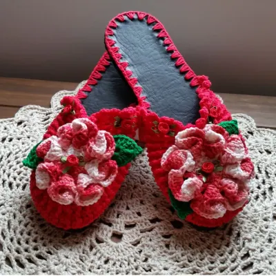 Chinelo de Quarto em Crochê - Flor Camélia - Número 34 - artesanato de Mari Crochê feito com carinho!