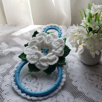 Porta Pano de Prato em Crochê Flor Branca - artesanato de Mari Crochê feito com carinho!