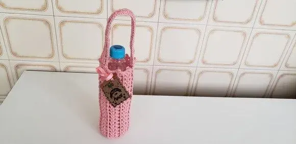 Capa para Garrafinha de Água Mineral 500 ml Crochê Pêssego - artesanato de Mari Crochê feito com carinho!