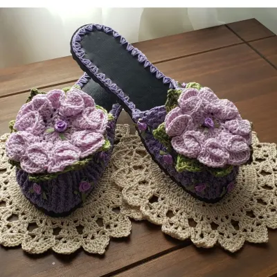 Chinelo de Quarto em Crochê Flor Camélia Lilás Número 38 - 39 - artesanato de Mari Crochê feito com carinho!