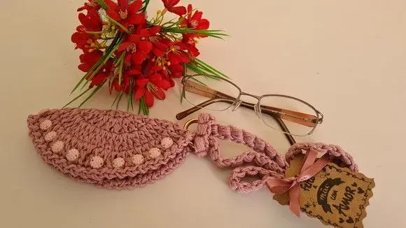 Porta Óculos em Crochê Rosa Antigo - artesanato de Mari Crochê feito com carinho!
