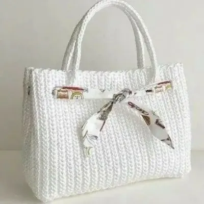 Bolsa Tote de Crochê Branca – Elegância Clean com Detalhe de Lenço