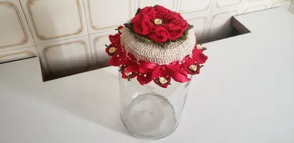 Capa para Tampa em Crochê Pote Vidro 3200 ml Cru /vermelho - artesanato de Mari Crochê feito com carinho!