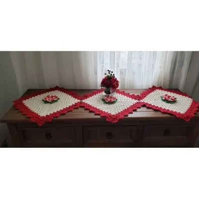 Trilho de Mesa com Aplicação de Flores - artesanato de Mari Crochê feito com carinho!