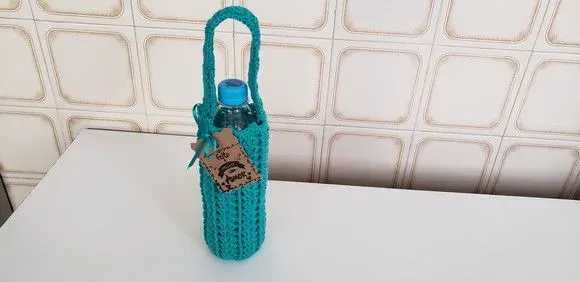 Capa para Garrafinha Água Mineral 500ml Crochê Verde Piscina - artesanato de Mari Crochê feito com carinho!