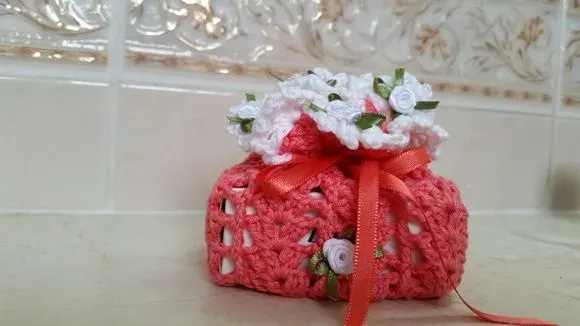 Sachê Porta Sabonete Gerânio com Branco - artesanato de Mari Crochê feito com carinho!
