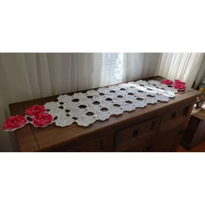 Trilho de Mesa em Crochê Branco com Flores Mescla Pink - artesanato de Mari Crochê feito com carinho!