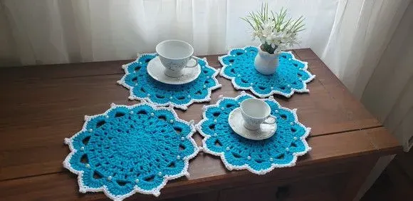 Mini Sousplat Crochê Café ou Chá Azul Turquesa /branco - artesanato de Mari Crochê feito com carinho!
