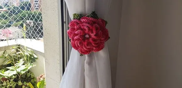 Prendedor de Cortinas Maxi Flor Pink Mesclado 01 Unidade - artesanato de Mari Crochê feito com carinho!