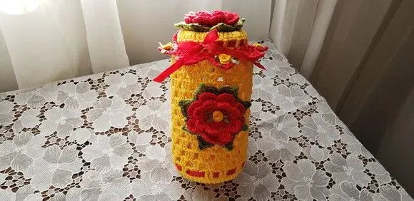 Capa para Potes 500 Grs em Crochê Amarelo Flores Vermelha - artesanato de Mari Crochê feito com carinho!