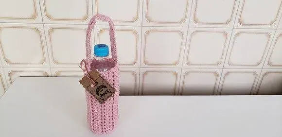 Capa para Garrafinha de Água Mineral 500 ml Crochê Rosê - artesanato de Mari Crochê feito com carinho!