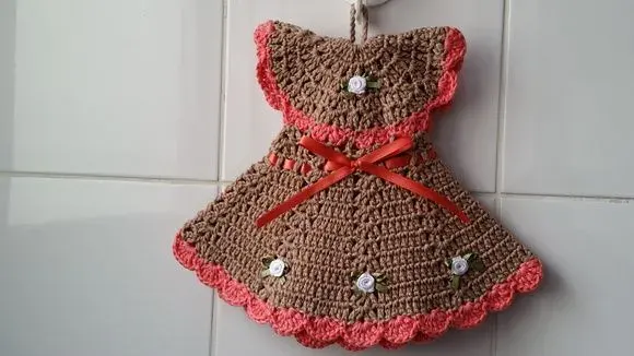 Pegador de Panelas Vestido Duna/gerânio (20 cm x 15 cm ) - artesanato de Mari Crochê feito com carinho!