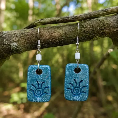 Brinco Artesanal em Cerâmica – Sol Azul - artesanato de Nuvem Dourada Biojoias de Cerâmica