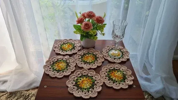 Descanso de Copos Raio de Sol Mesclado e Chantilly - artesanato de Mari Crochê feito com carinho!