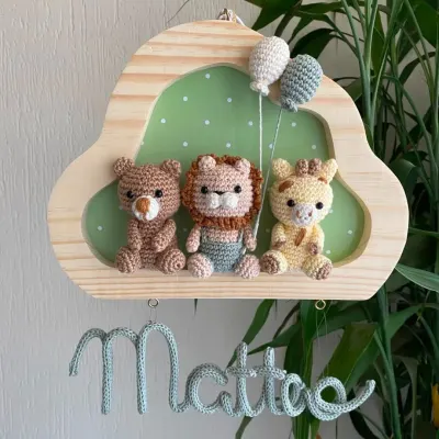 Porta Maternidade Personalizado com Amigurumis safari e Nome em Crochê - artesanato de Crochê com amor BP