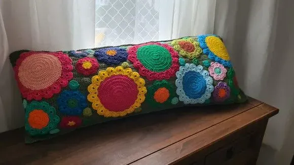 Capa para Almofada em Crochê Floral - artesanato de Mari Crochê feito com carinho!