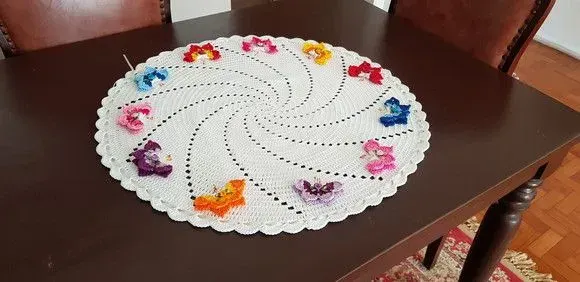 Centro de Mesa em Crochê Dança das Borboletas 60 cm - artesanato de Mari Crochê feito com carinho!