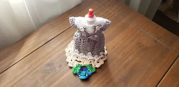 Capa para Adoçante Vestidinho Cinza com Branco - artesanato de Mari Crochê feito com carinho!