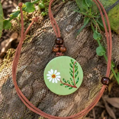 Colar Flor do Campo em Cerâmica Artesanal - artesanato de Nuvem Dourada Biojoias de Cerâmica