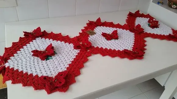 Trilho de Mesa Borboletas Vermelha 1,30 cm x 50 cm - artesanato de Mari Crochê feito com carinho!
