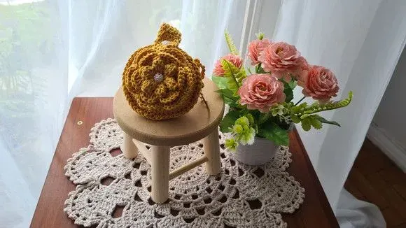 Case em Crochê para Fone de Ouvidos Mostarda - artesanato de Mari Crochê feito com carinho!