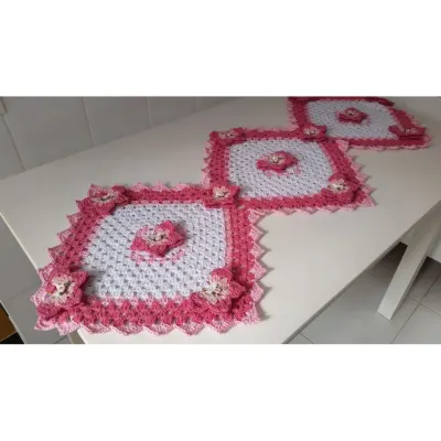 Trilho de Mesa Borboletas Rosa 1,30 cm x 50 cm - artesanato de Mari Crochê feito com carinho!