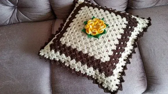 Capa para Almofada em Crochê Quadrada Moldura Marrom - artesanato de Mari Crochê feito com carinho!