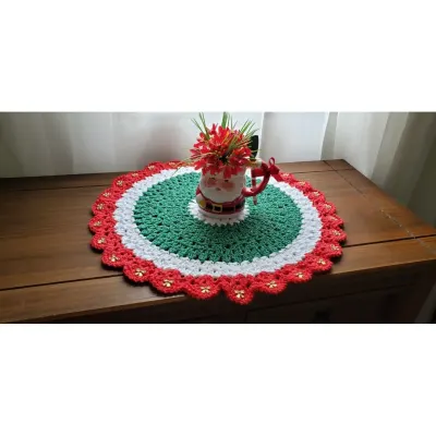 Toalha de Mesa Redonda em Crochê Natal (50 Cm) - artesanato de Mari Crochê feito com carinho!